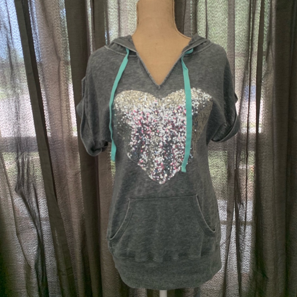 Short sleeve hooded shirt